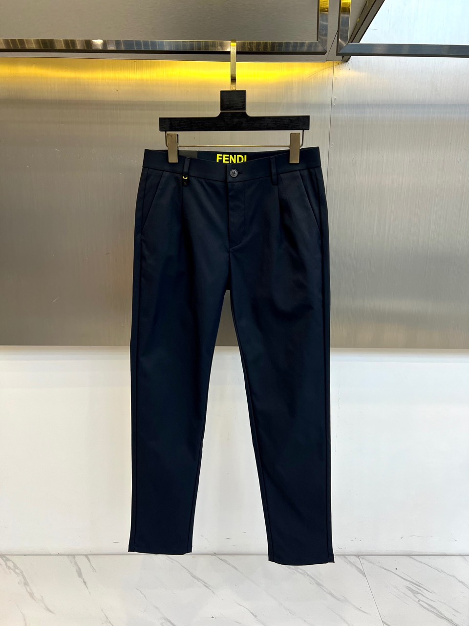 Fend芬迪、2025秋冬新品男士长裤系列，以深灰、藏蓝、经典黑等多重高级色系，重塑意式都市衣橱美学。该