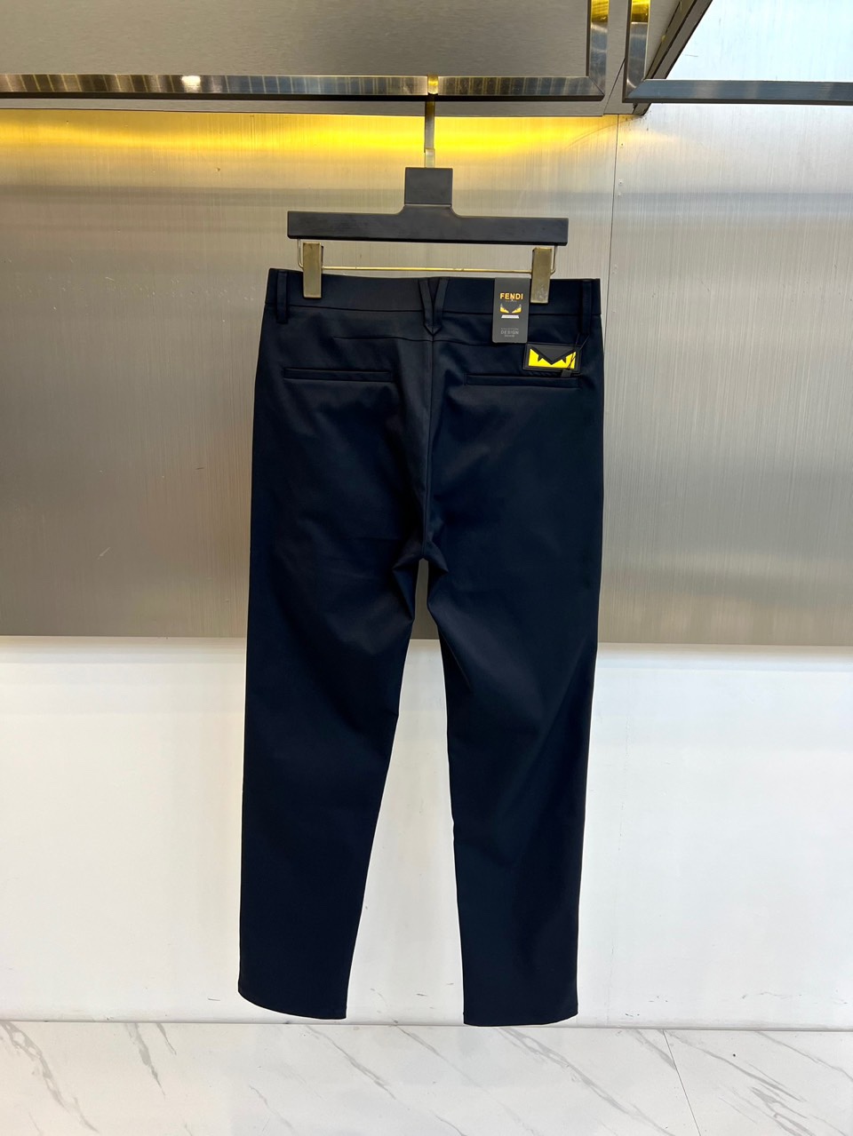 Fend芬迪、2025秋冬新品男士长裤系列，以深灰、藏蓝、经典黑等多重高级色系，重塑意式都市衣橱美学。该
