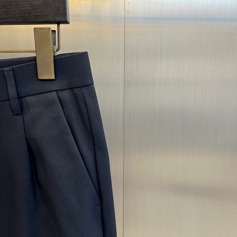 Fend芬迪、2025秋冬新品男士长裤系列，以深灰、藏蓝、经典黑等多重高级色系，重塑意式都市衣橱美学。该