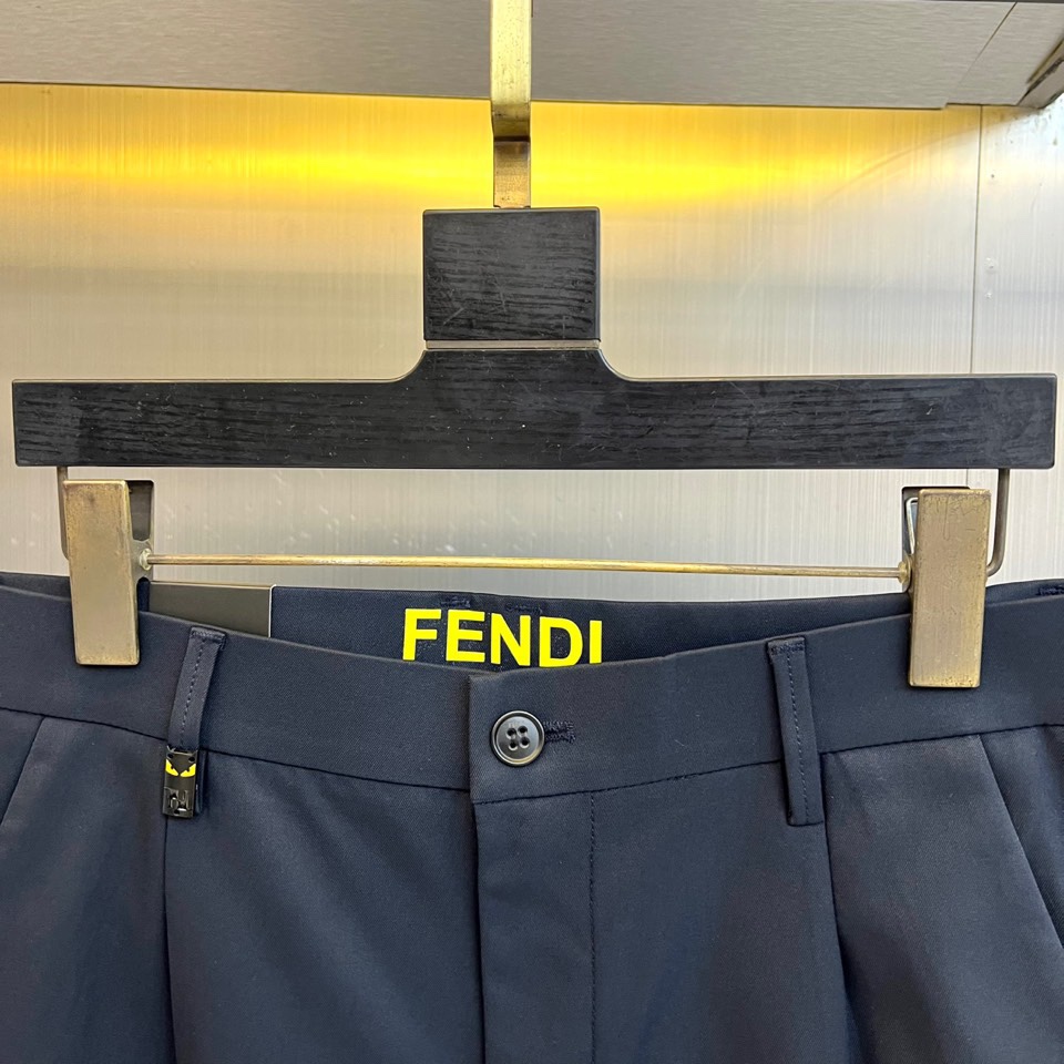 Fend芬迪、2025秋冬新品男士长裤系列，以深灰、藏蓝、经典黑等多重高级色系，重塑意式都市衣橱美学。该