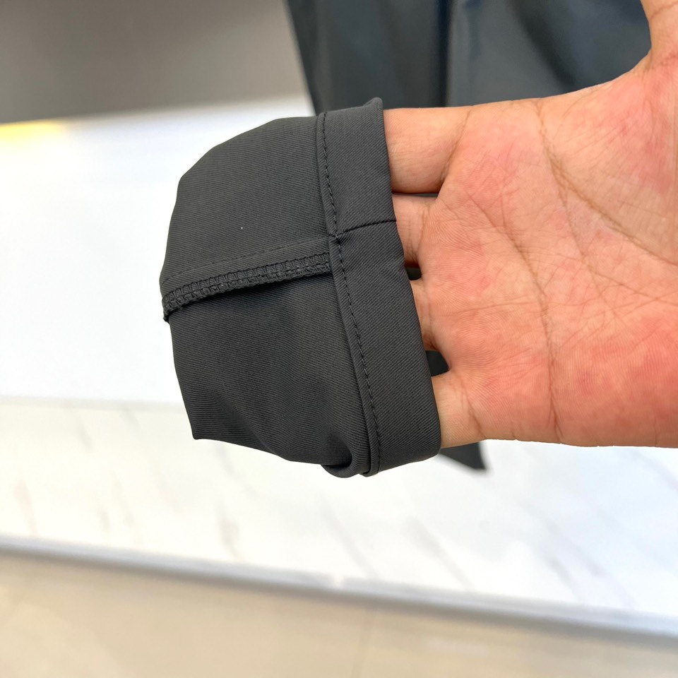 Fend芬迪、2025秋冬新品男士长裤系列，以深灰、藏蓝、经典黑等多重高级色系，重塑意式都市衣橱美学。该