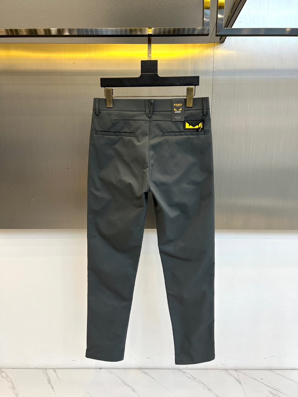 Fend芬迪、2025秋冬新品男士长裤系列，以深灰、藏蓝、经典黑等多重高级色系，重塑意式都市衣橱美学。该