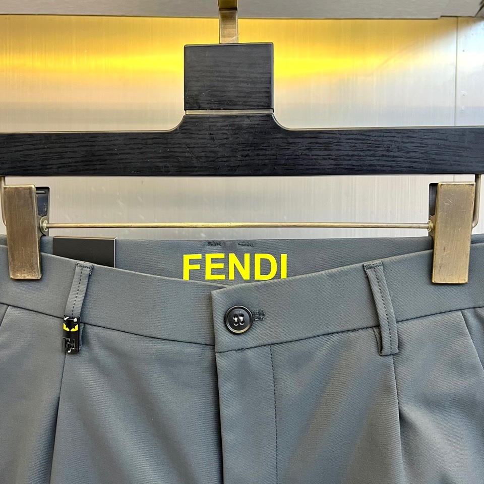 Fend芬迪、2025秋冬新品男士长裤系列，以深灰、藏蓝、经典黑等多重高级色系，重塑意式都市衣橱美学。该