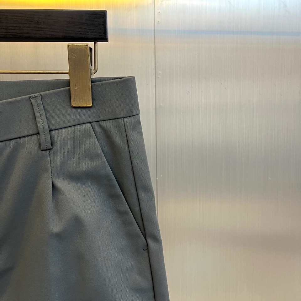 Fend芬迪、2025秋冬新品男士长裤系列，以深灰、藏蓝、经典黑等多重高级色系，重塑意式都市衣橱美学。该