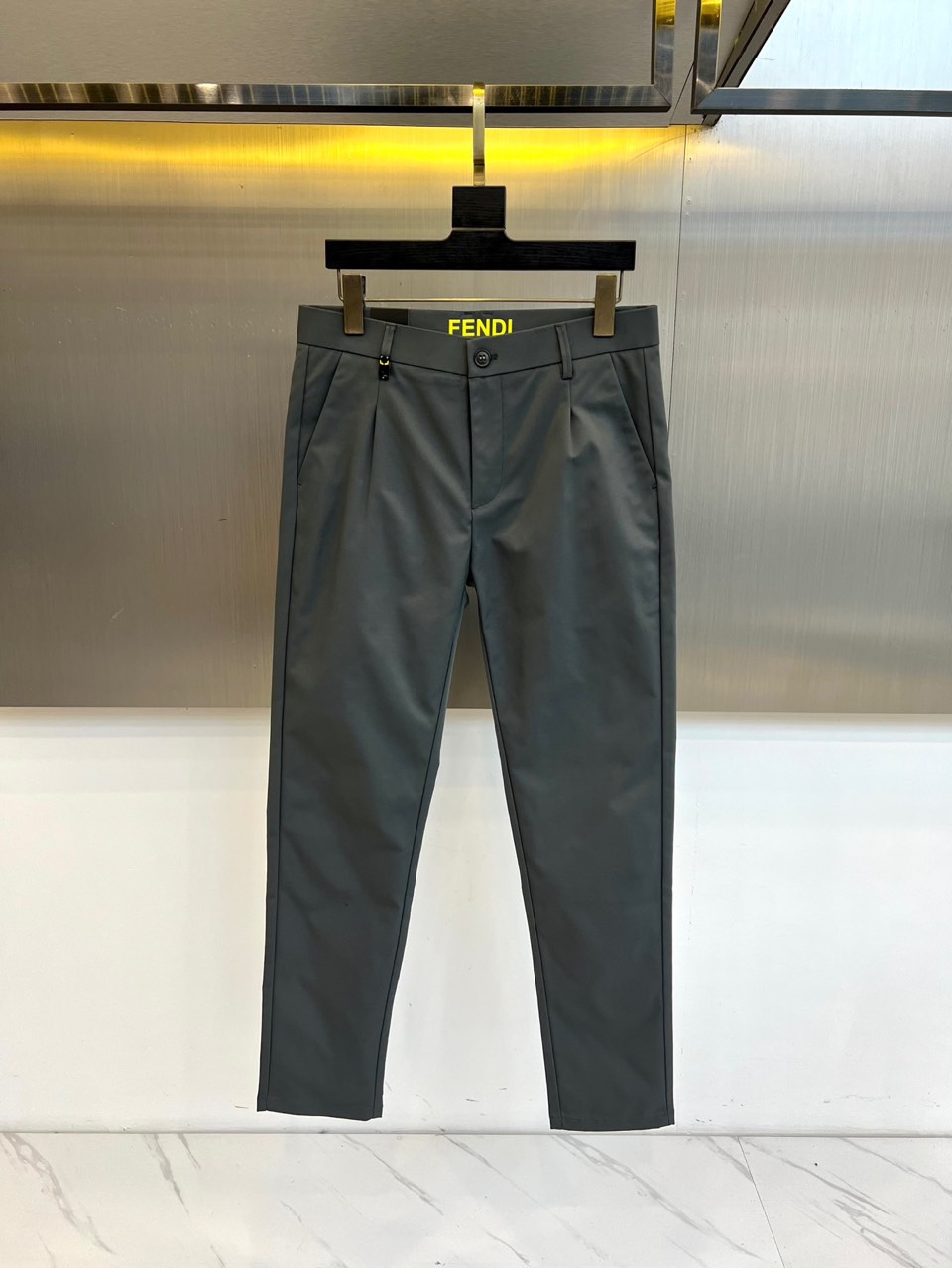 Fend芬迪、2025秋冬新品男士长裤系列，以深灰、藏蓝、经典黑等多重高级色系，重塑意式都市衣橱美学。该