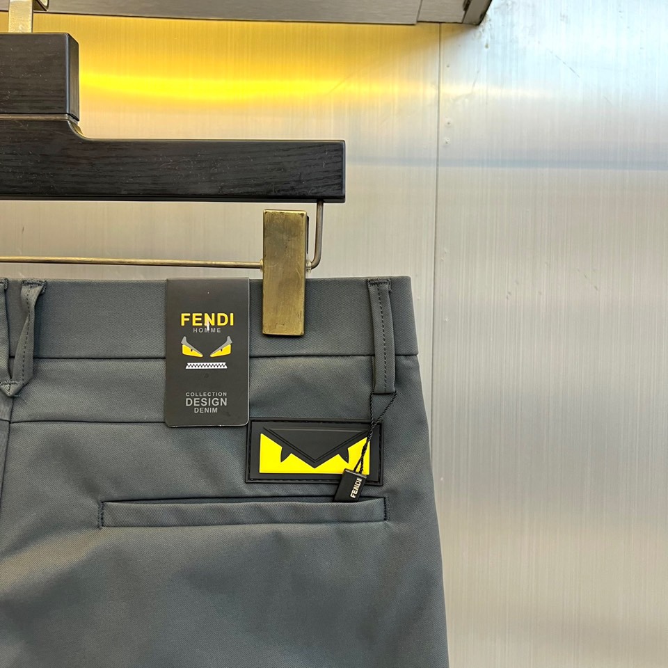 Fend芬迪、2025秋冬新品男士长裤系列，以深灰、藏蓝、经典黑等多重高级色系，重塑意式都市衣橱美学。该