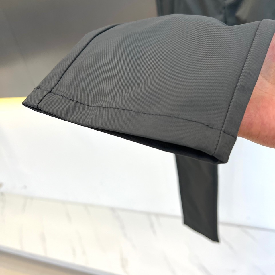 Fend芬迪、2025秋冬新品男士长裤系列，以深灰、藏蓝、经典黑等多重高级色系，重塑意式都市衣橱美学。该