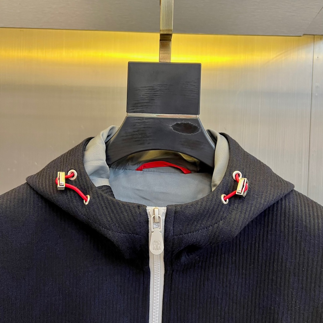 Brunello Cucinelli-BC、2025秋冬新品连帽防风外套，这款深棕色外套采用功能性连帽设