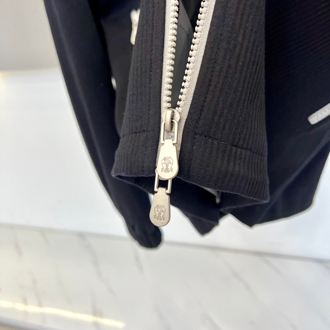 Brunello Cucinelli-BC、2025秋冬新品连帽防风外套，这款深棕色外套采用功能性连帽设