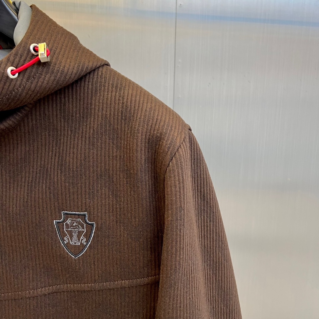 Brunello Cucinelli-BC、2025秋冬新品连帽防风外套，这款深棕色外套采用功能性连帽设