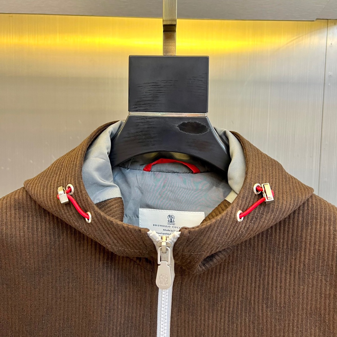 Brunello Cucinelli-BC、2025秋冬新品连帽防风外套，这款深棕色外套采用功能性连帽设