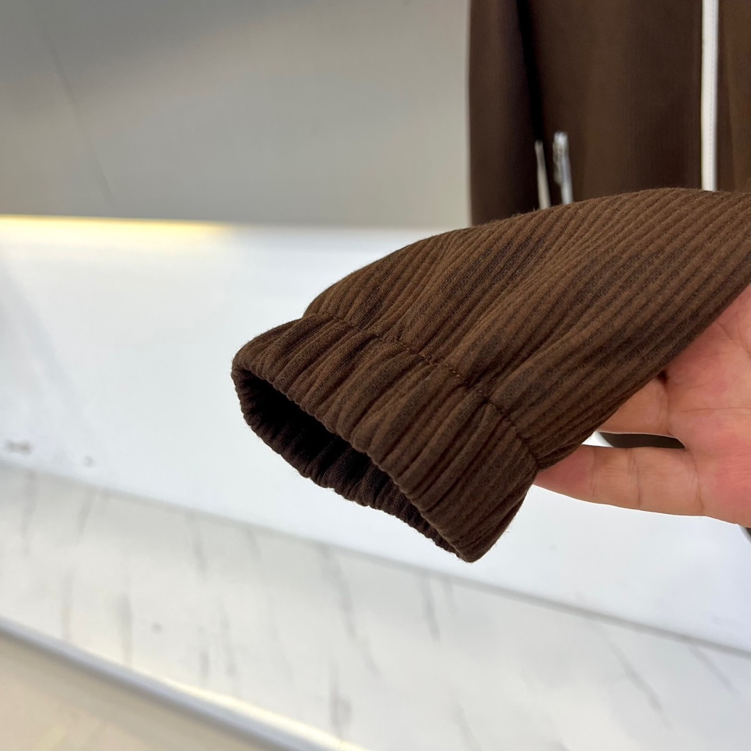 Brunello Cucinelli-BC、2025秋冬新品连帽防风外套，这款深棕色外套采用功能性连帽设