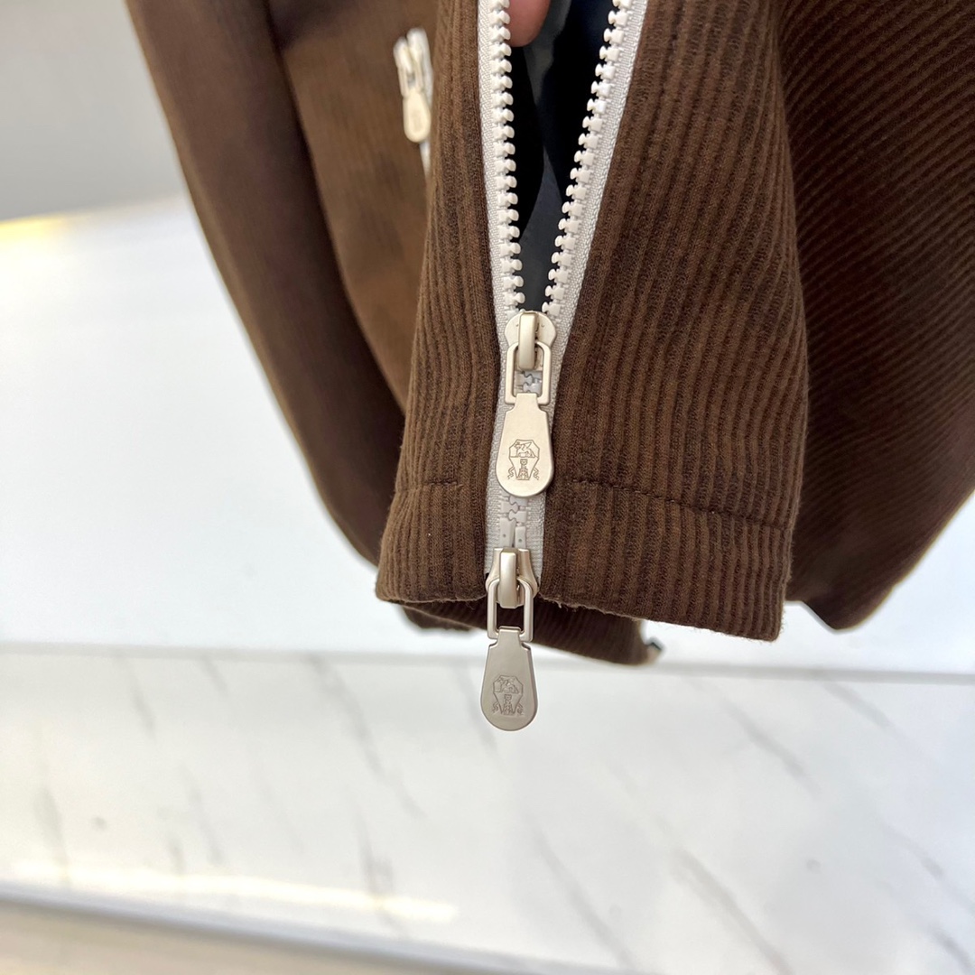 Brunello Cucinelli-BC、2025秋冬新品连帽防风外套，这款深棕色外套采用功能性连帽设