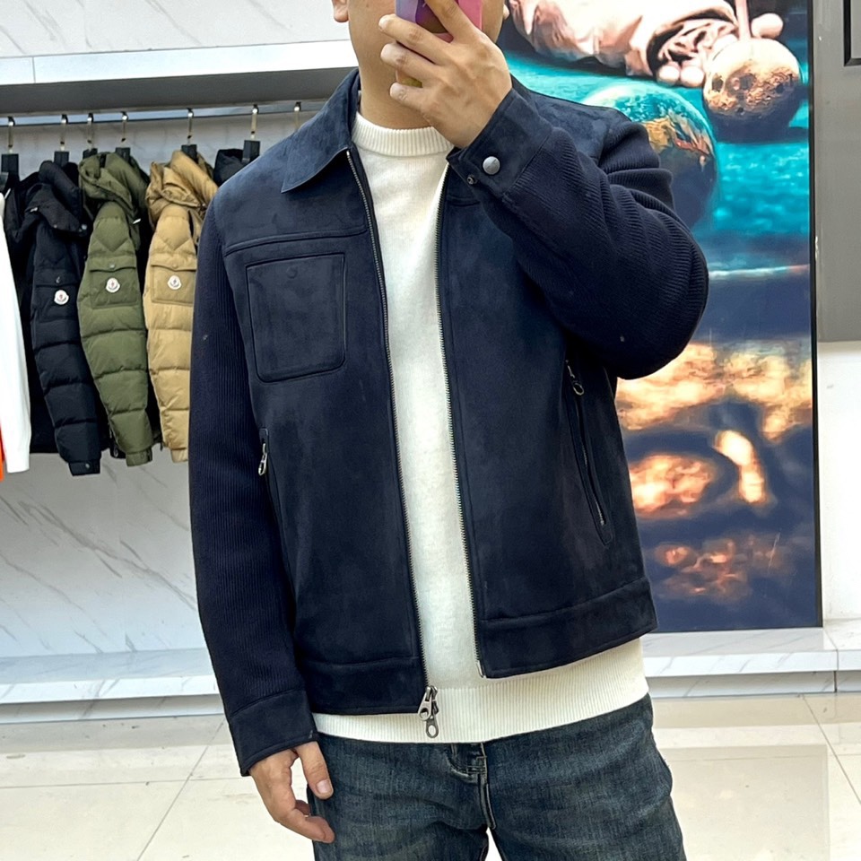 Loro Piana诺悠翩雅、2025秋冬新品，这款质感非凡的皮绒拼接羽绒服。而袖部创新融入弹力针织面料