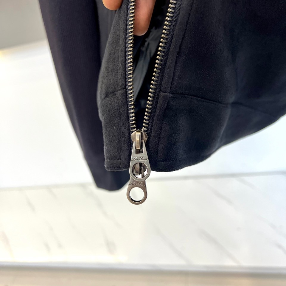 Loro Piana诺悠翩雅、2025秋冬新品，这款质感非凡的皮绒拼接羽绒服。而袖部创新融入弹力针织面料