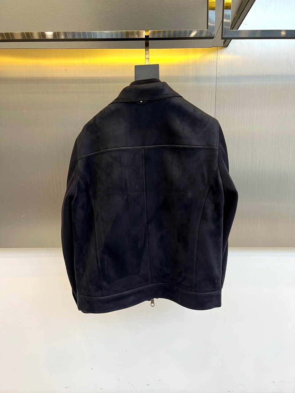 Loro Piana诺悠翩雅、2025秋冬新品，这款质感非凡的皮绒拼接羽绒服。而袖部创新融入弹力针织面料