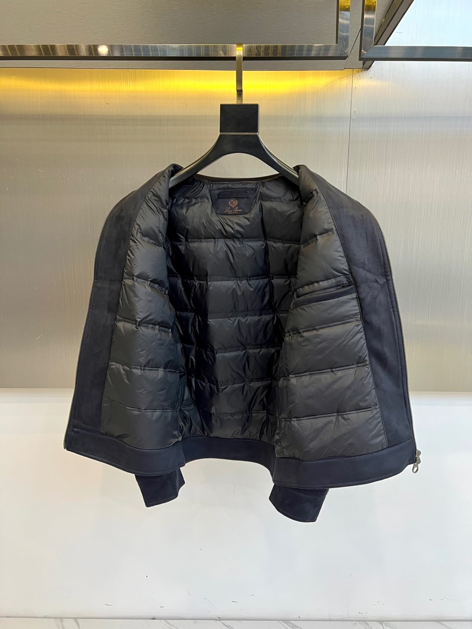 Loro Piana诺悠翩雅、2025秋冬新品，这款质感非凡的皮绒拼接羽绒服。而袖部创新融入弹力针织面料