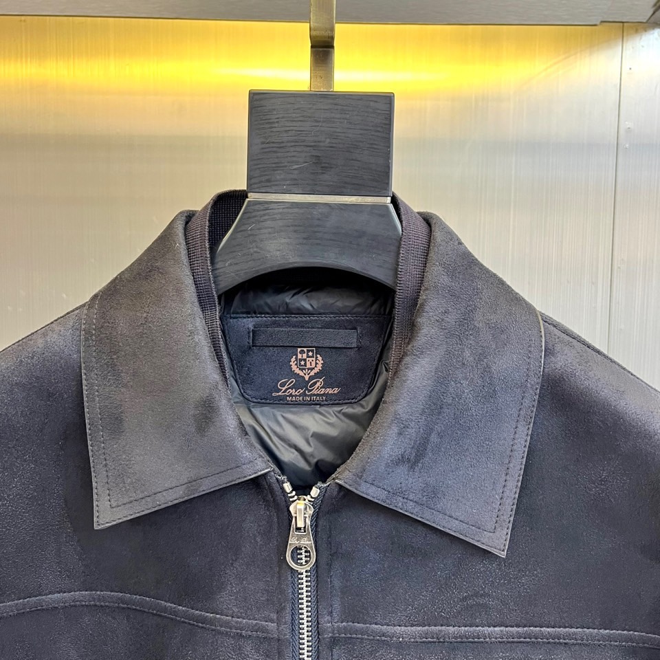 Loro Piana诺悠翩雅、2025秋冬新品，这款质感非凡的皮绒拼接羽绒服。而袖部创新融入弹力针织面料