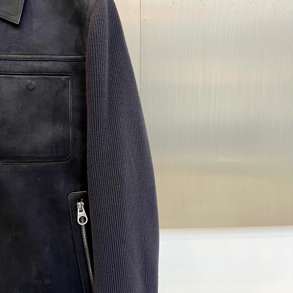 Loro Piana诺悠翩雅、2025秋冬新品，这款质感非凡的皮绒拼接羽绒服。而袖部创新融入弹力针织面料