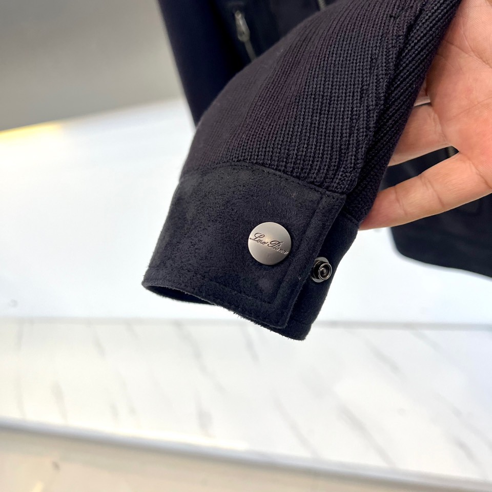 Loro Piana诺悠翩雅、2025秋冬新品，这款质感非凡的皮绒拼接羽绒服。而袖部创新融入弹力针织面料