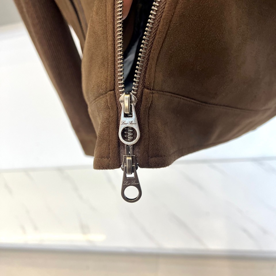 Loro Piana诺悠翩雅、2025秋冬新品，这款质感非凡的皮绒拼接羽绒服。而袖部创新融入弹力针织面料