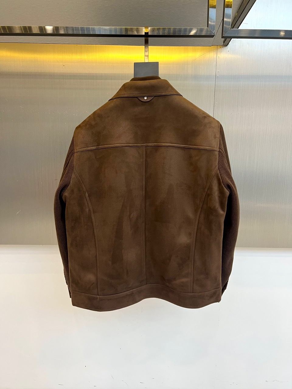 Loro Piana诺悠翩雅、2025秋冬新品，这款质感非凡的皮绒拼接羽绒服。而袖部创新融入弹力针织面料