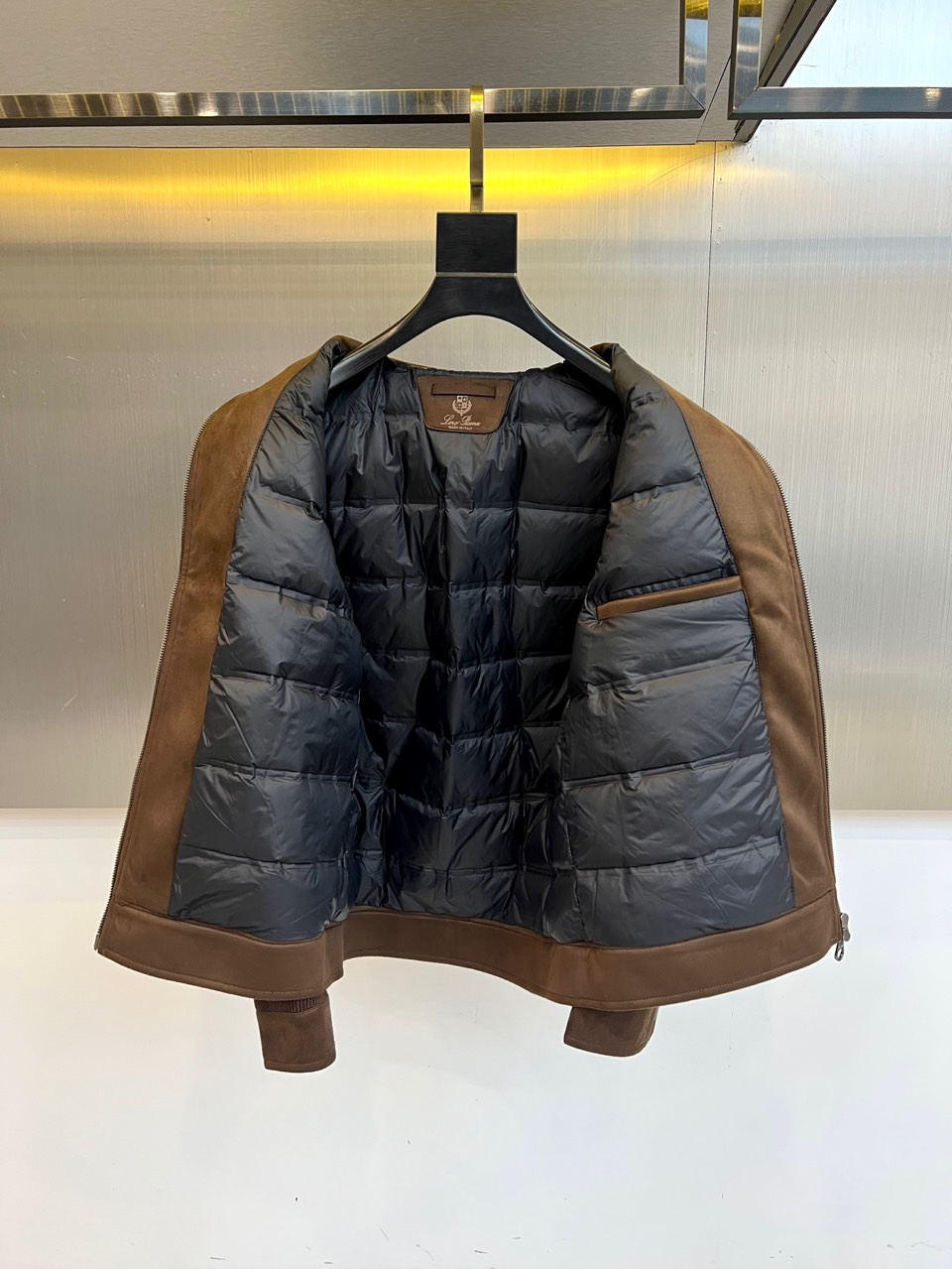 Loro Piana诺悠翩雅、2025秋冬新品，这款质感非凡的皮绒拼接羽绒服。而袖部创新融入弹力针织面料