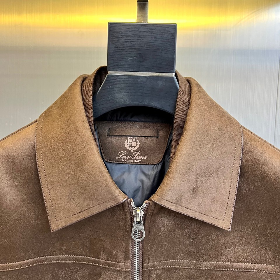 Loro Piana诺悠翩雅、2025秋冬新品，这款质感非凡的皮绒拼接羽绒服。而袖部创新融入弹力针织面料