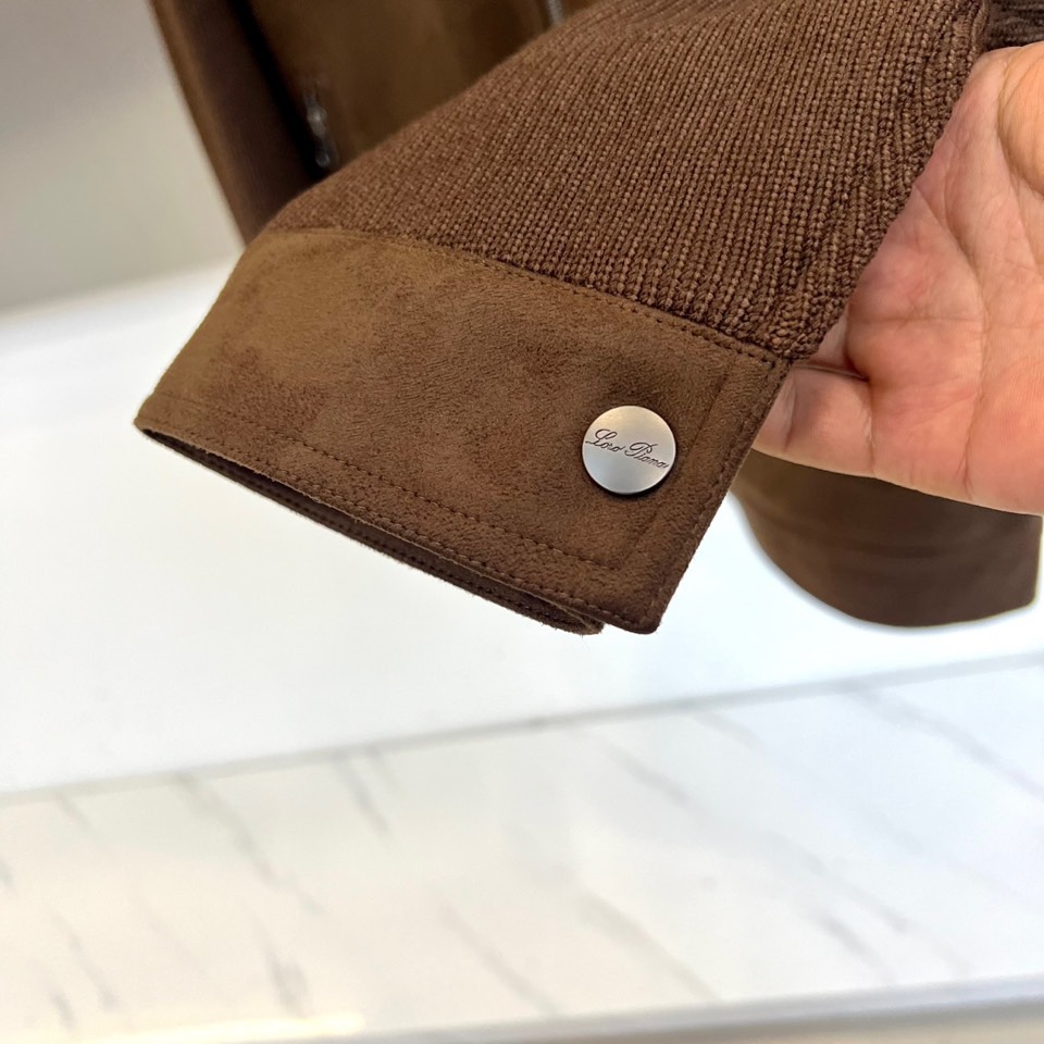 Loro Piana诺悠翩雅、2025秋冬新品，这款质感非凡的皮绒拼接羽绒服。而袖部创新融入弹力针织面料