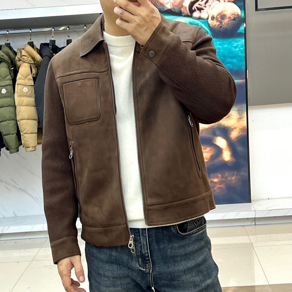 Loro Piana诺悠翩雅、2025秋冬新品，这款质感非凡的皮绒拼接羽绒服。而袖部创新融入弹力针织面料