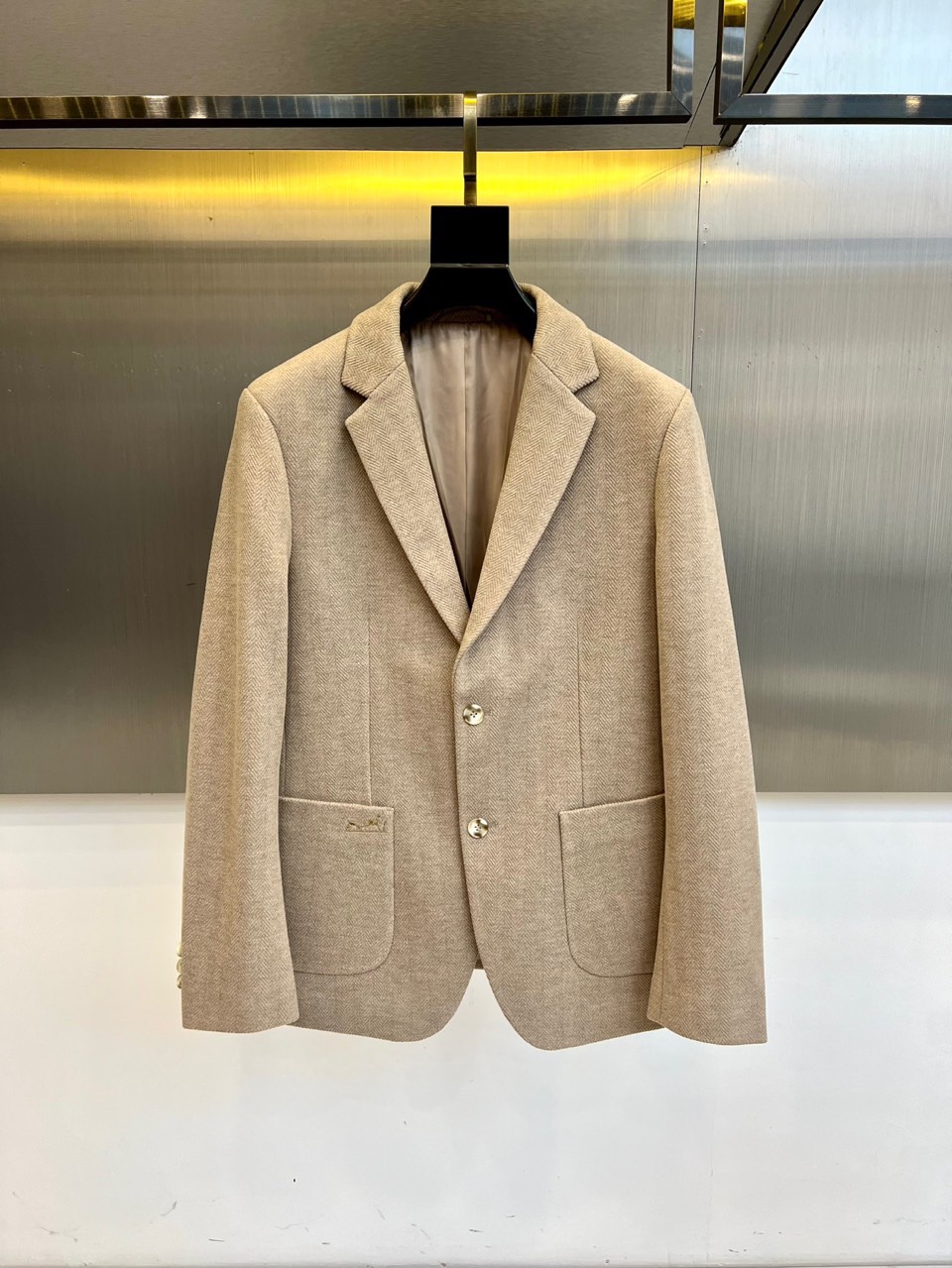 H爱马仕、2025秋冬新品羊毛西服，以温润米白色演绎永恒优雅。这款西服采用精纺羊毛材质织就细腻人字纹肌理