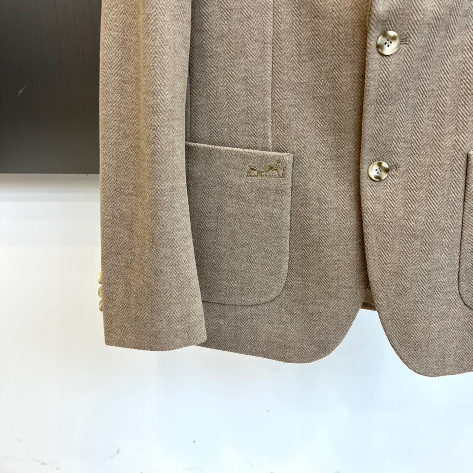 H爱马仕、2025秋冬新品羊毛西服，以温润米白色演绎永恒优雅。这款西服采用精纺羊毛材质织就细腻人字纹肌理
