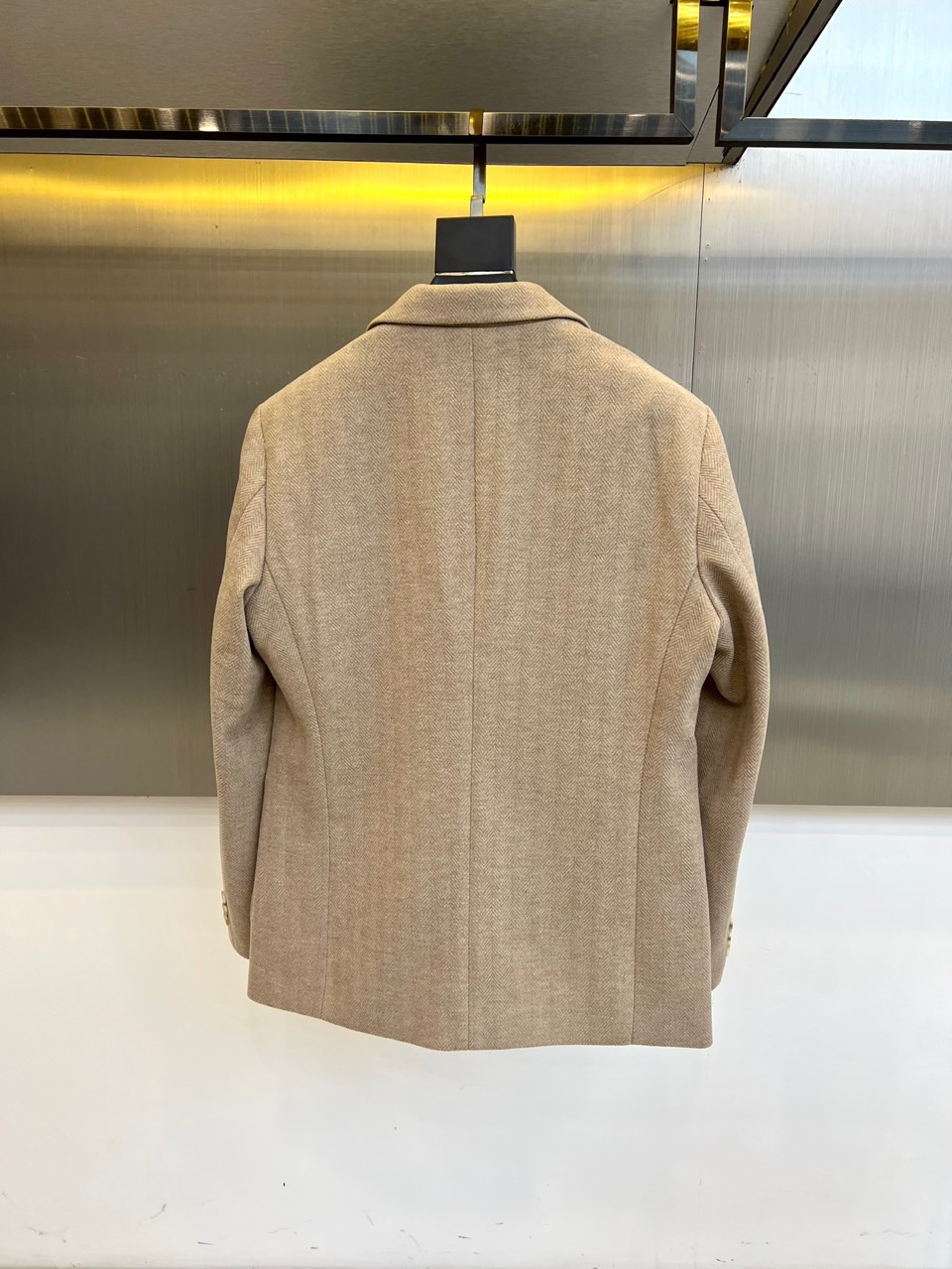 H爱马仕、2025秋冬新品羊毛西服，以温润米白色演绎永恒优雅。这款西服采用精纺羊毛材质织就细腻人字纹肌理