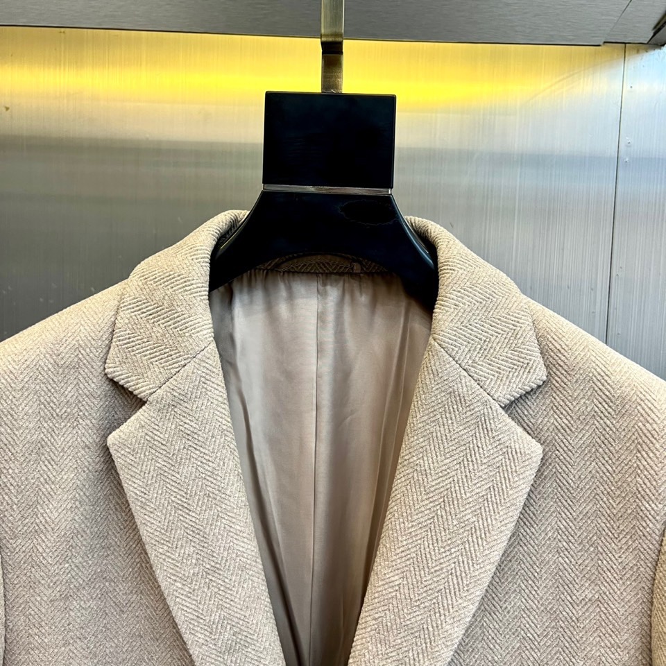 H爱马仕、2025秋冬新品羊毛西服，以温润米白色演绎永恒优雅。这款西服采用精纺羊毛材质织就细腻人字纹肌理