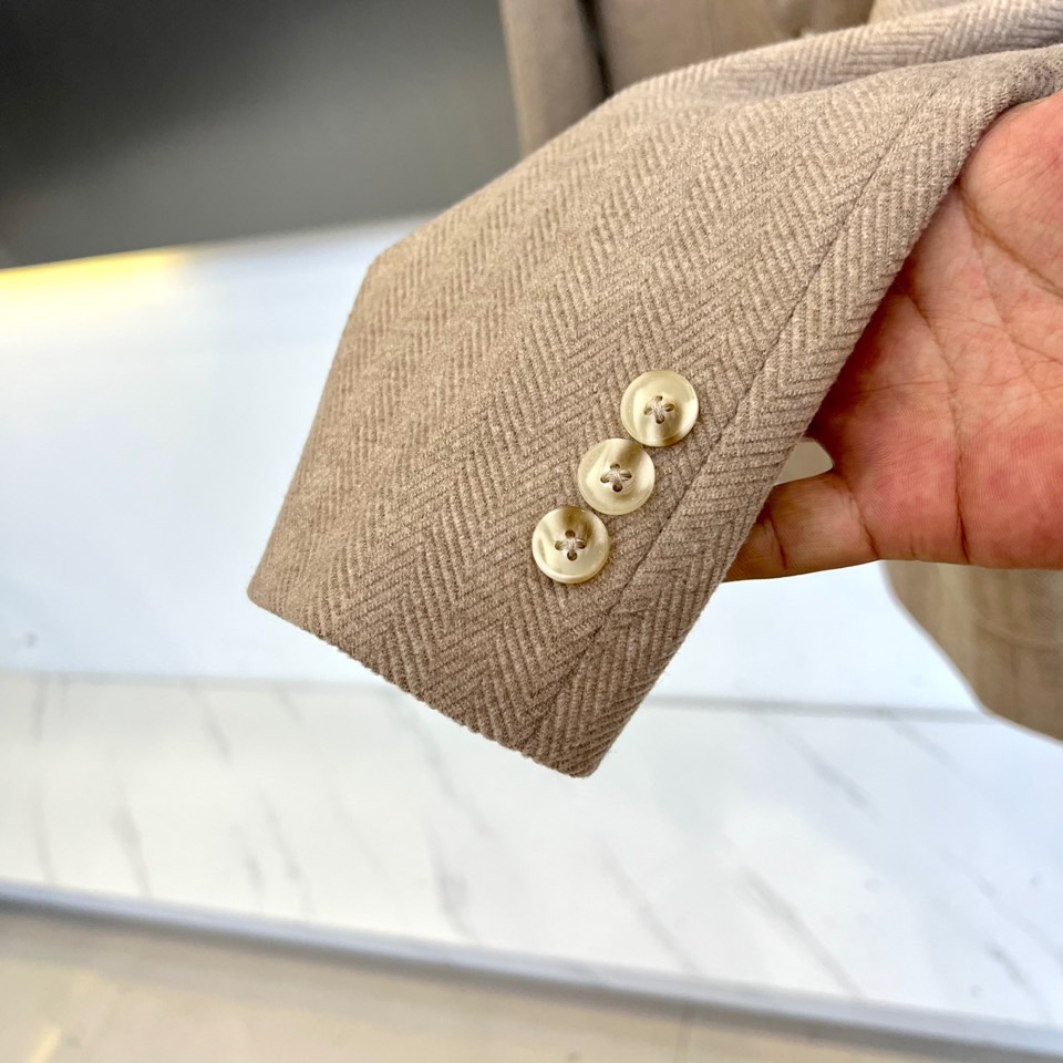 H爱马仕、2025秋冬新品羊毛西服，以温润米白色演绎永恒优雅。这款西服采用精纺羊毛材质织就细腻人字纹肌理