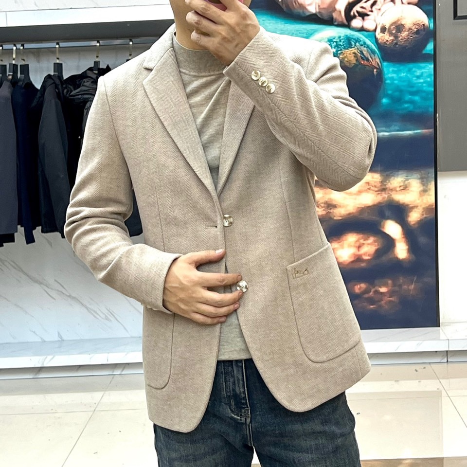 H爱马仕、2025秋冬新品羊毛西服，以温润米白色演绎永恒优雅。这款西服采用精纺羊毛材质织就细腻人字纹肌理