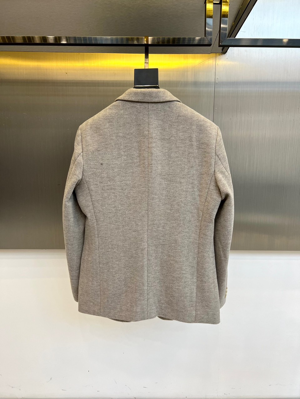 H爱马仕、2025秋冬新品羊毛西服，以温润米白色演绎永恒优雅。这款西服采用精纺羊毛材质织就细腻人字纹肌理