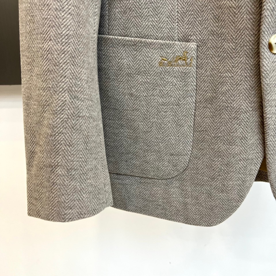 H爱马仕、2025秋冬新品羊毛西服，以温润米白色演绎永恒优雅。这款西服采用精纺羊毛材质织就细腻人字纹肌理