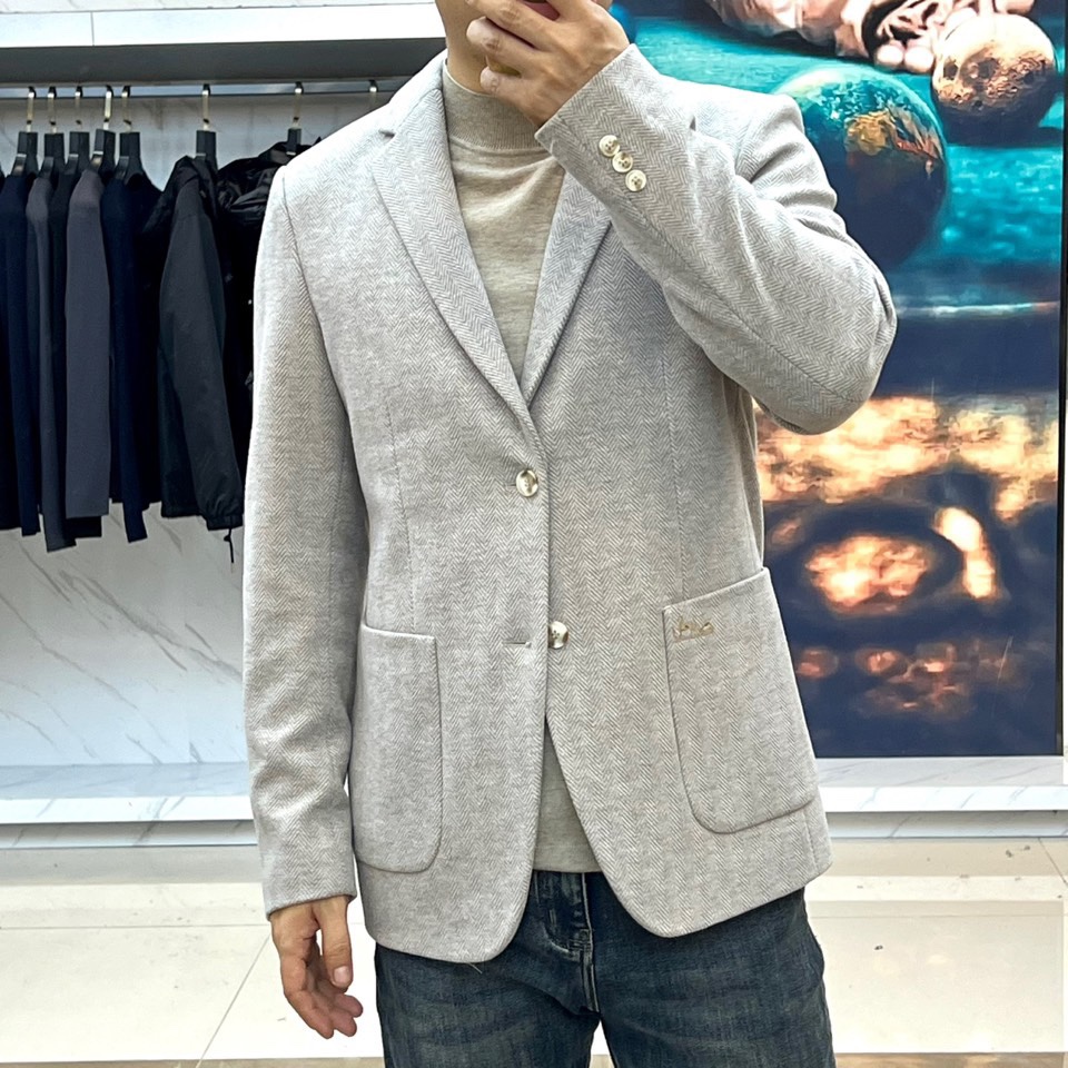 H爱马仕、2025秋冬新品羊毛西服，以温润米白色演绎永恒优雅。这款西服采用精纺羊毛材质织就细腻人字纹肌理