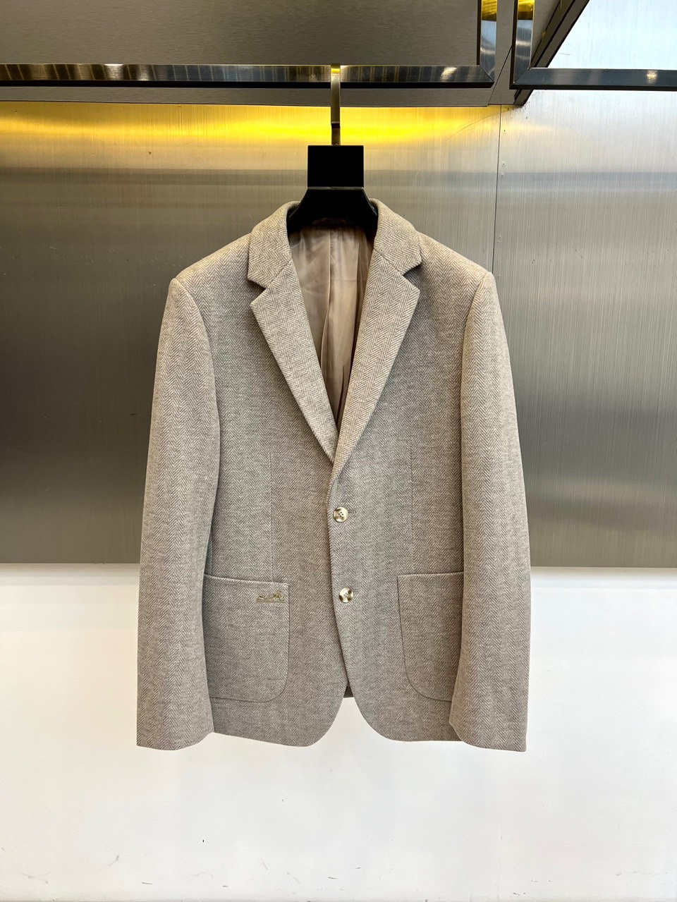 H爱马仕、2025秋冬新品羊毛西服，以温润米白色演绎永恒优雅。这款西服采用精纺羊毛材质织就细腻人字纹肌理