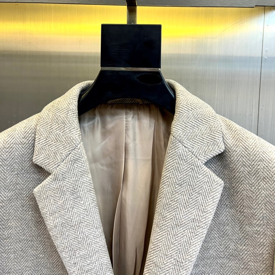 H爱马仕、2025秋冬新品羊毛西服，以温润米白色演绎永恒优雅。这款西服采用精纺羊毛材质织就细腻人字纹肌理