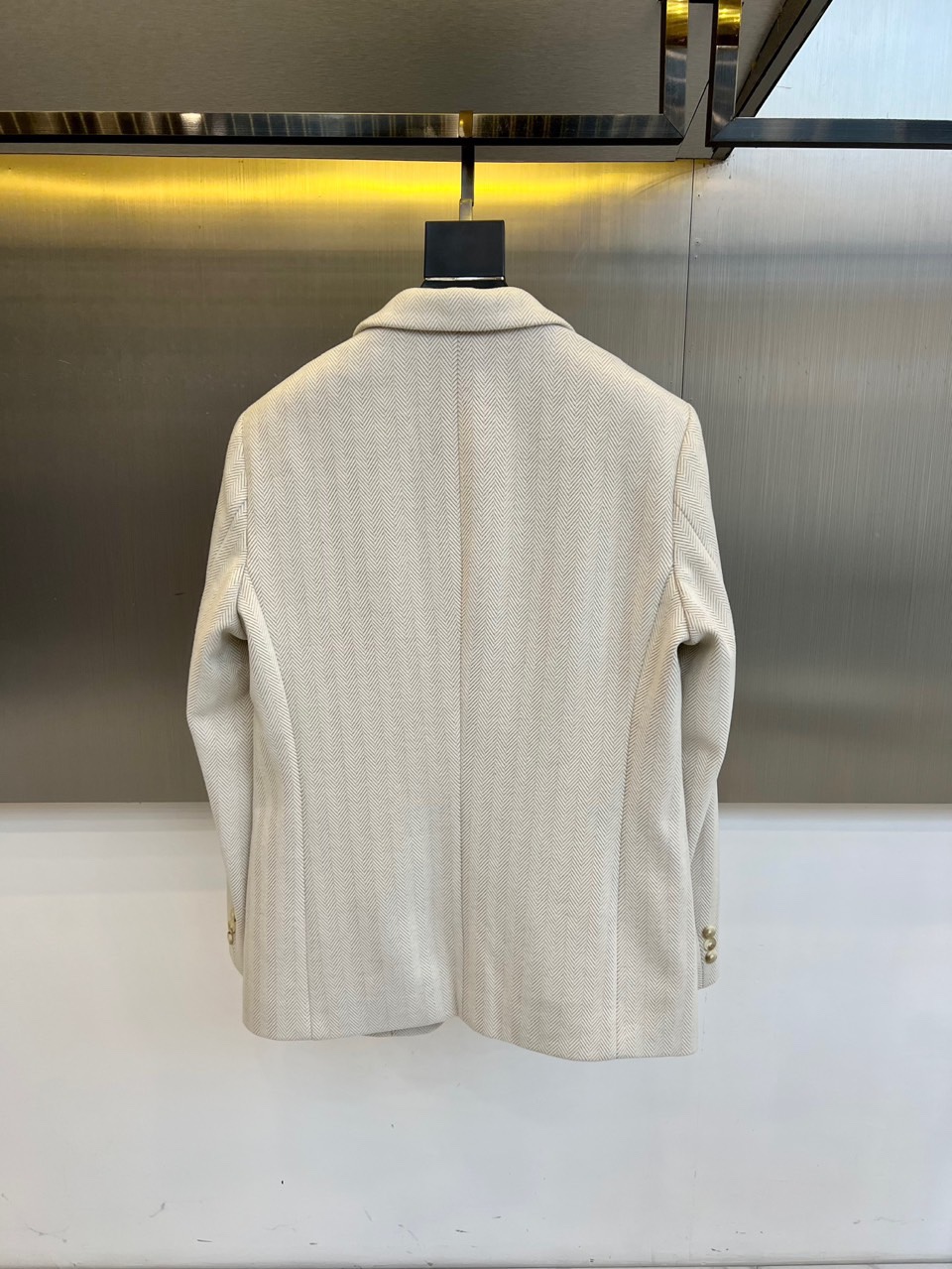 H爱马仕、2025秋冬新品羊毛西服，以温润米白色演绎永恒优雅。这款西服采用精纺羊毛材质织就细腻人字纹肌理