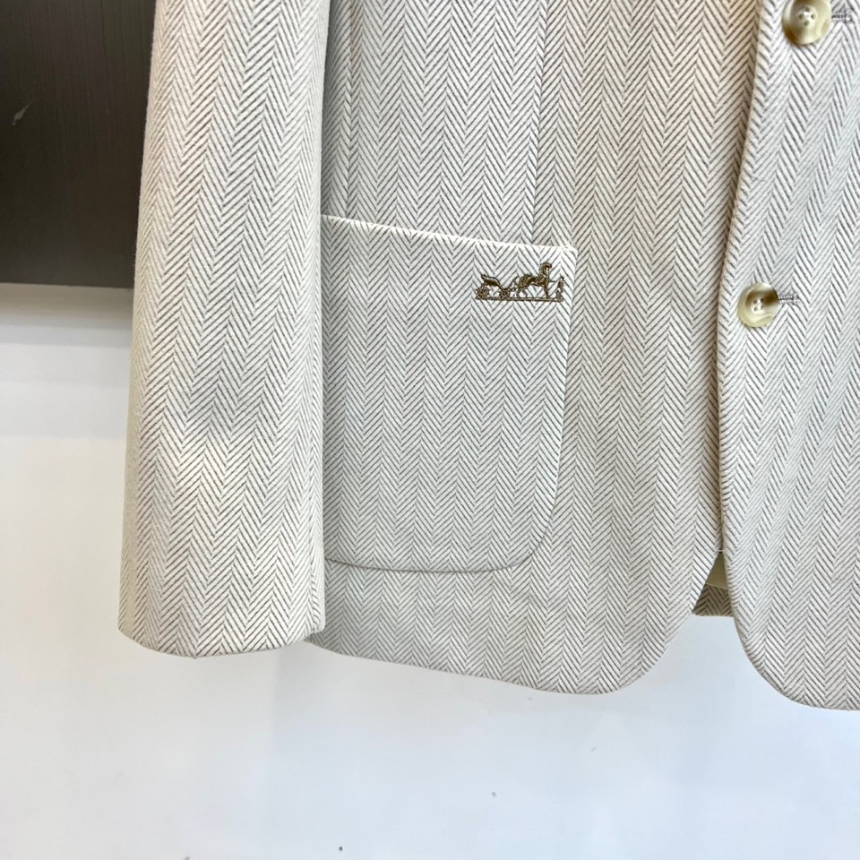 H爱马仕、2025秋冬新品羊毛西服，以温润米白色演绎永恒优雅。这款西服采用精纺羊毛材质织就细腻人字纹肌理