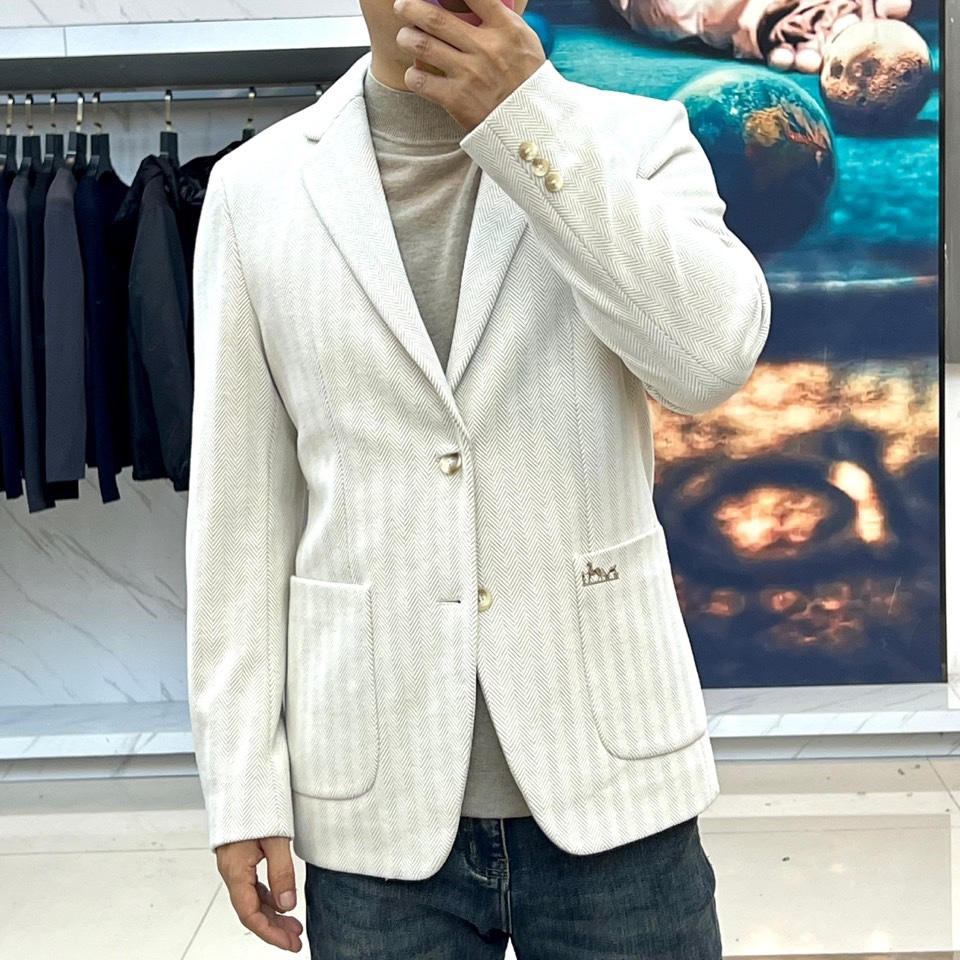 H爱马仕、2025秋冬新品羊毛西服，以温润米白色演绎永恒优雅。这款西服采用精纺羊毛材质织就细腻人字纹肌理