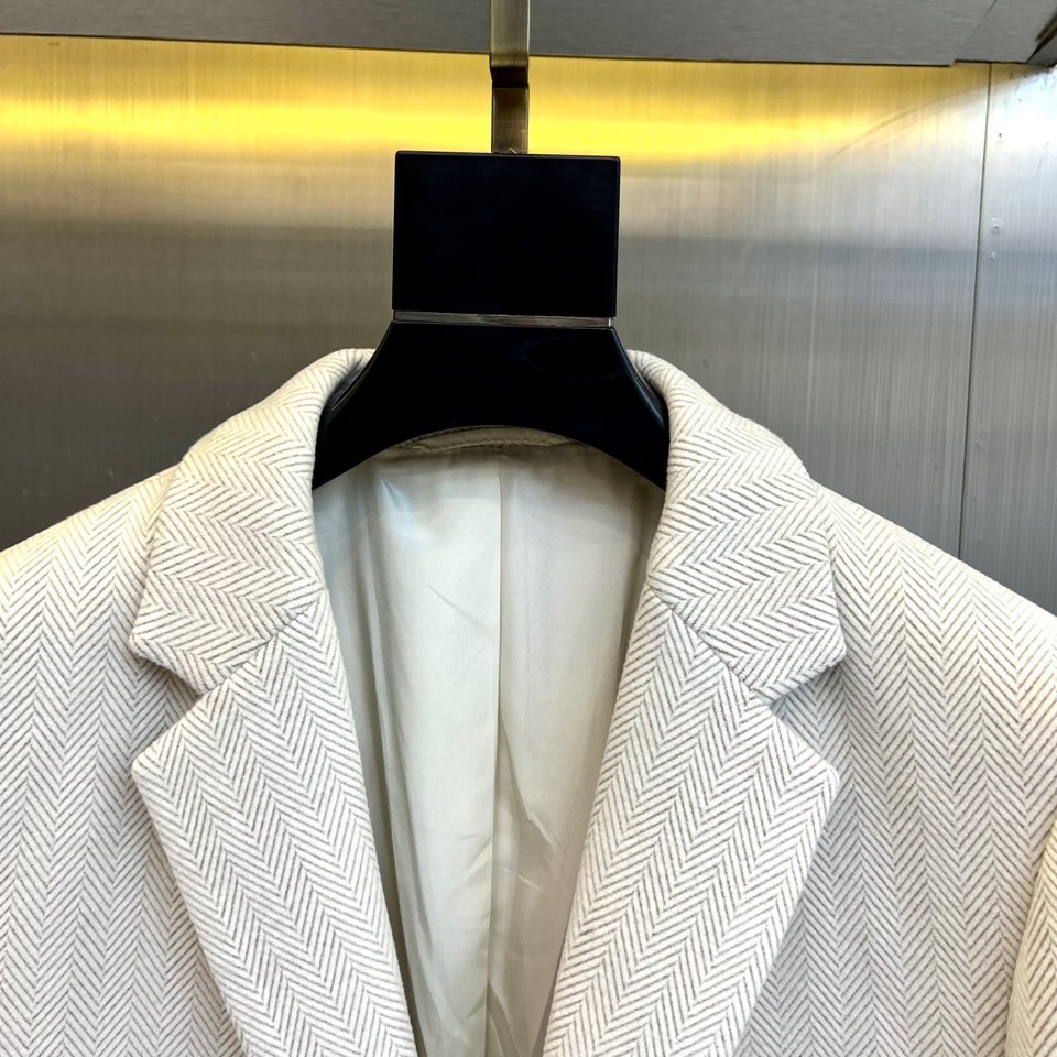 H爱马仕、2025秋冬新品羊毛西服，以温润米白色演绎永恒优雅。这款西服采用精纺羊毛材质织就细腻人字纹肌理