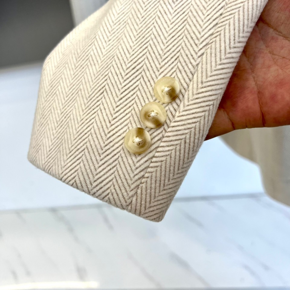 H爱马仕、2025秋冬新品羊毛西服，以温润米白色演绎永恒优雅。这款西服采用精纺羊毛材质织就细腻人字纹肌理