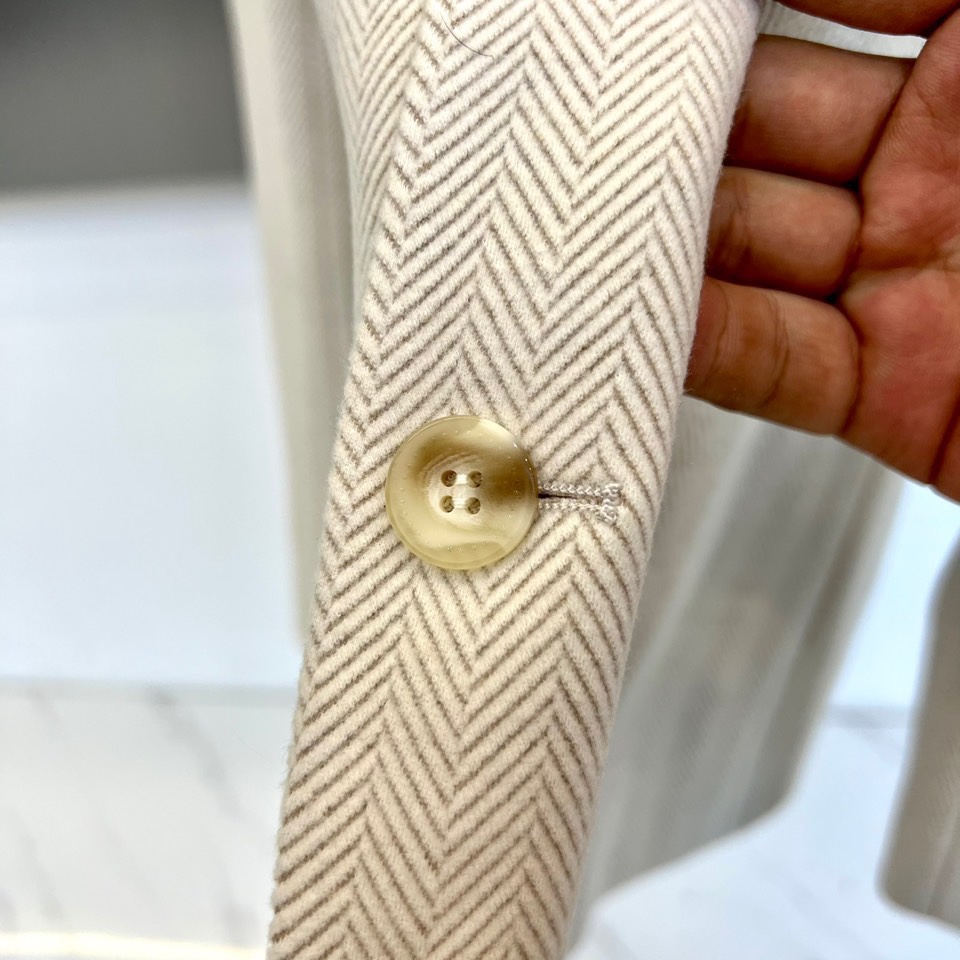 H爱马仕、2025秋冬新品羊毛西服，以温润米白色演绎永恒优雅。这款西服采用精纺羊毛材质织就细腻人字纹肌理