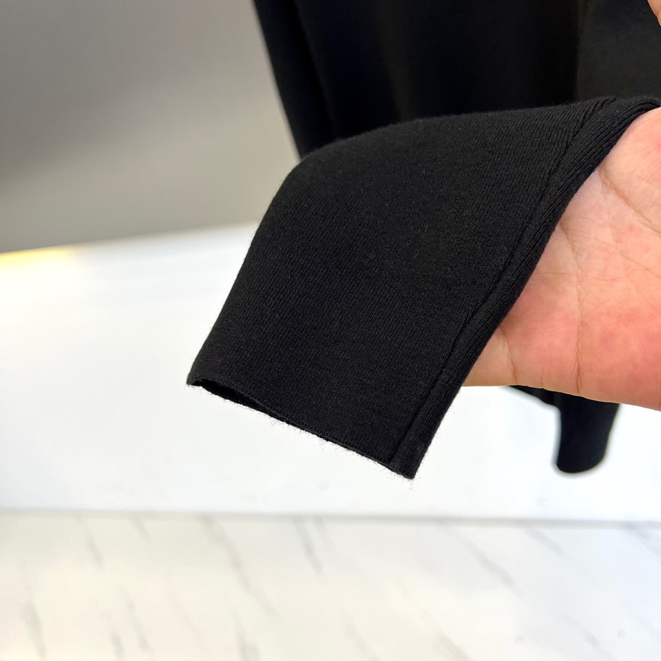 Kiton 2025秋冬新品男士羊毛🐑针织衫，这款半高领针织衫采用47.8%羊毛、27.3%腈纶、15.