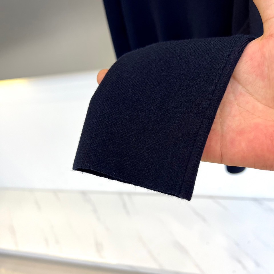 Kiton 2025秋冬新品男士羊毛🐑针织衫，这款半高领针织衫采用47.8%羊毛、27.3%腈纶、15.