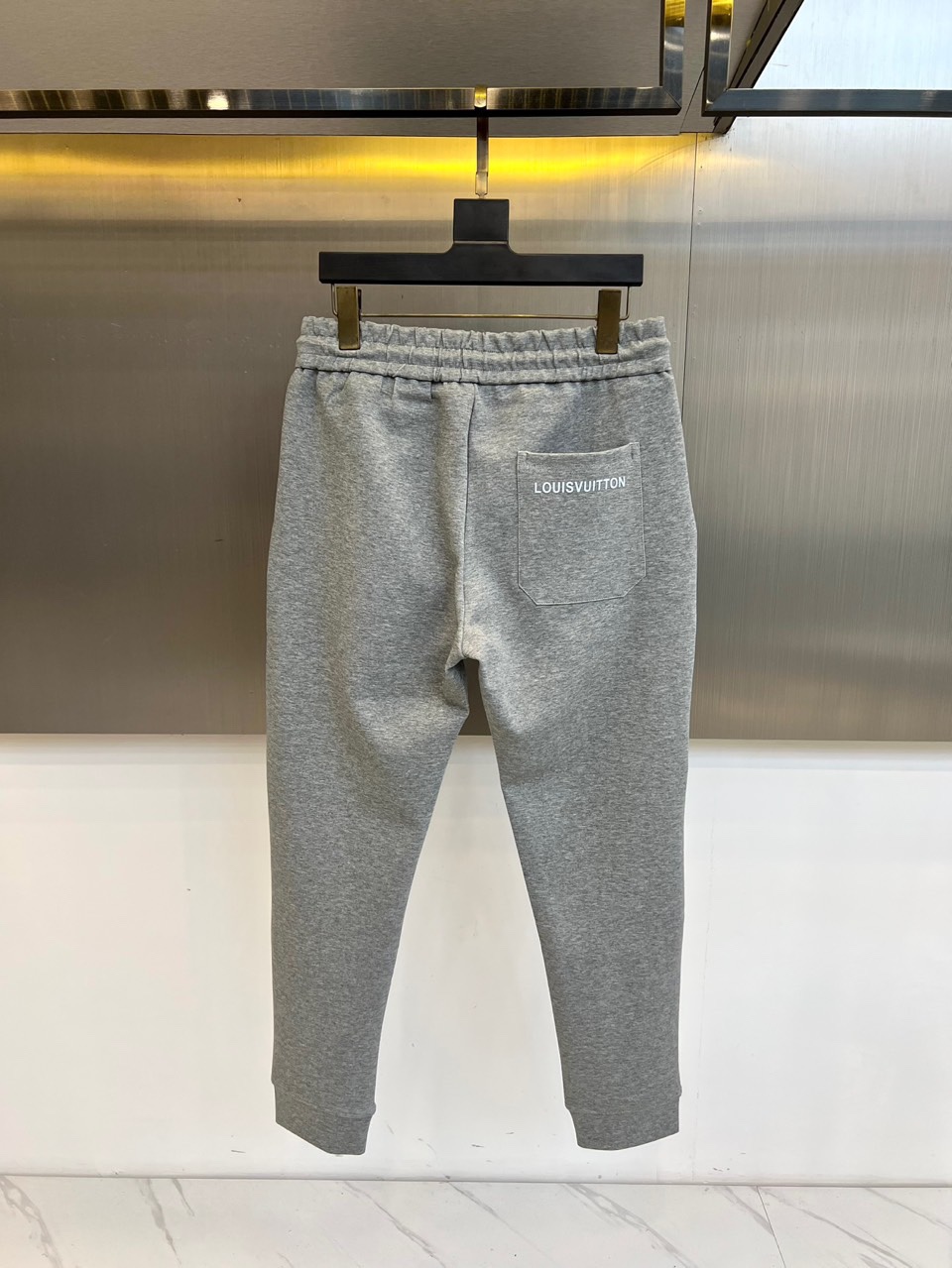 1v威登、 2025s秋冬新款空气层棉质抽绳卫裤，男士经典印花徽标时尚运动休闲抽绳卫裤！采用客供进口26